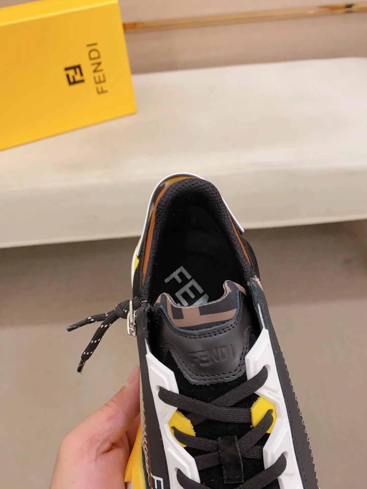 Men's shoes💰: 540💰(Higher version) [Fendi] Fendi's latest casual shoes for men! Available at counters simultaneously! A one-to-one replica of the original. Made entirely of imported top-grain calfskin, the interior is made of top-grain water-dyed cowhide, and the original factory-supplied rubber outsole. Leading new fashion concepts. Matching code: 38-44. 45 can be customized and non-returnable!